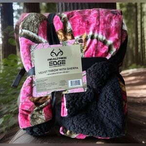 Realtree Edge Extremely Soft Velvet Hot Pink Throw With Sherpa On Reverse 50x60”